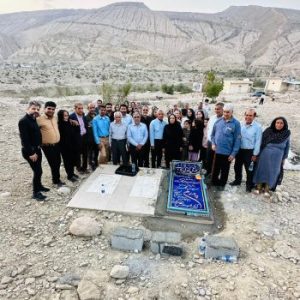 وداع دانش آموزان با اولین معلم روستای آقاسین