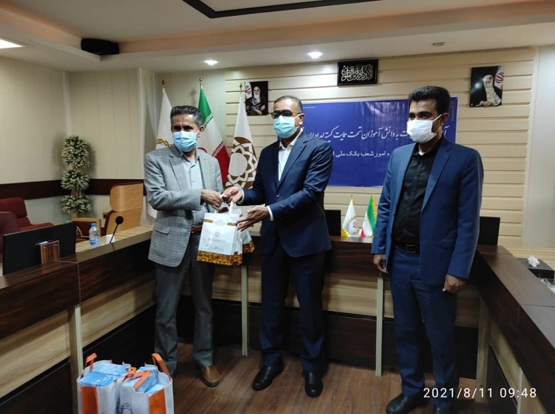 آیین اهداء تبلت به دانش آموزان تحت حمایت کمیته امداد امام خمینی( ره) برگزار شد